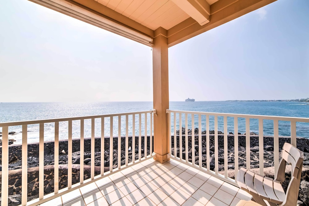Oceanfront Kailua-kona Townhome w/ Pool & Views!
