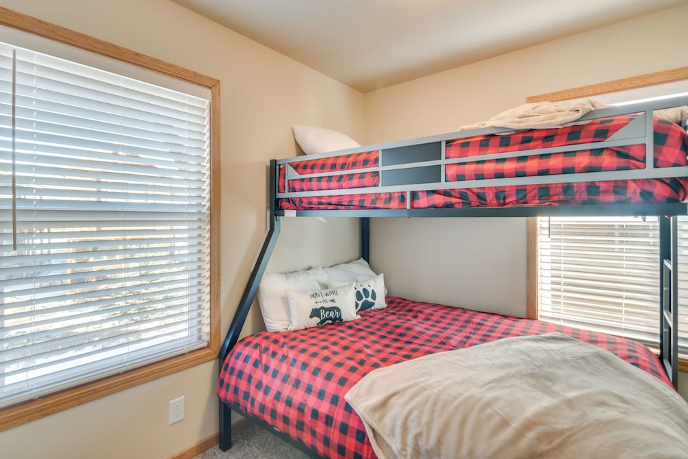 4 Mi to Granby Ranch: Cabin w/ Hot Tub Access!