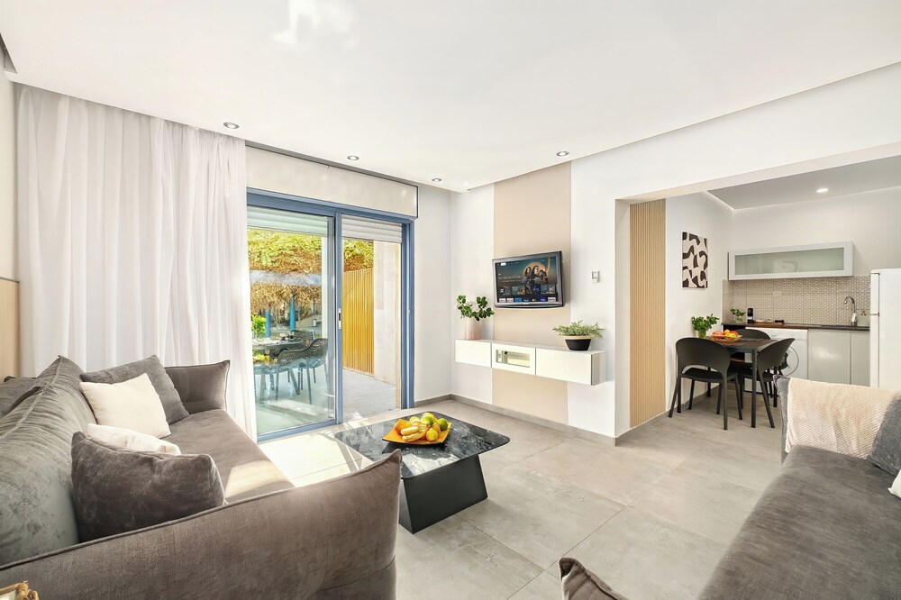 Royal Park Apt Resort by Sea N Rent
