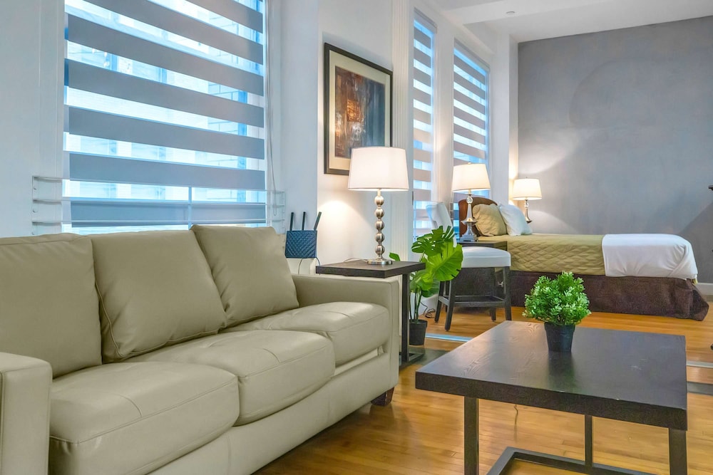 Stylish 2br/2ba At HWH by Oneluxstay
