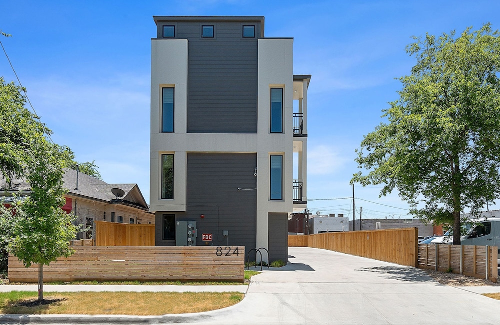 Modern Townhome Rooftop Backyard Garage