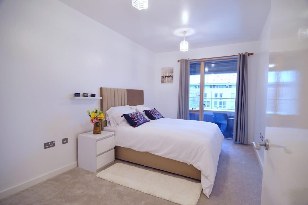 Near Excel - Wifi - Parking - Pets - Sleeps 5