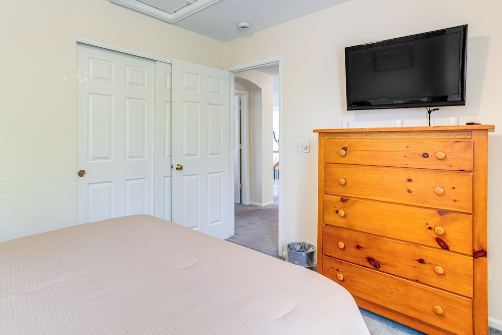 Pet-friendly Retreat w/ Fenced Yard in Denver