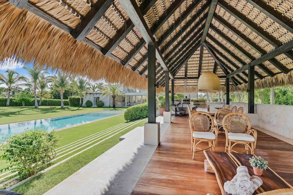 Magnificent 5BR Modern Tropical Villa With Pool