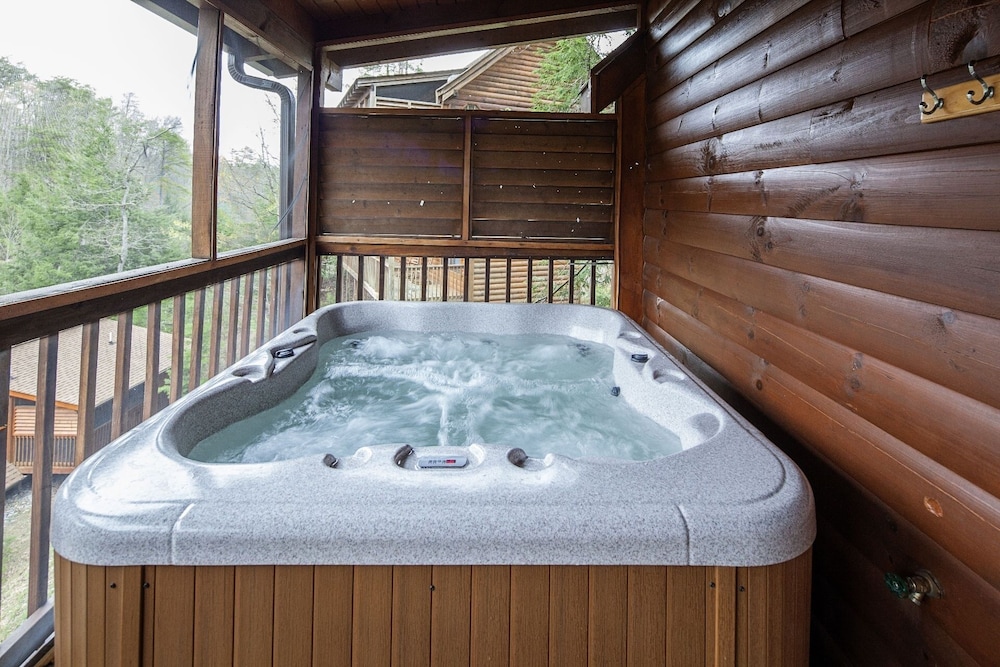 Er 223 â Young's Hideaway Great Location â Close To Town! 4 Bedroom Cabin by RedAwning view 5