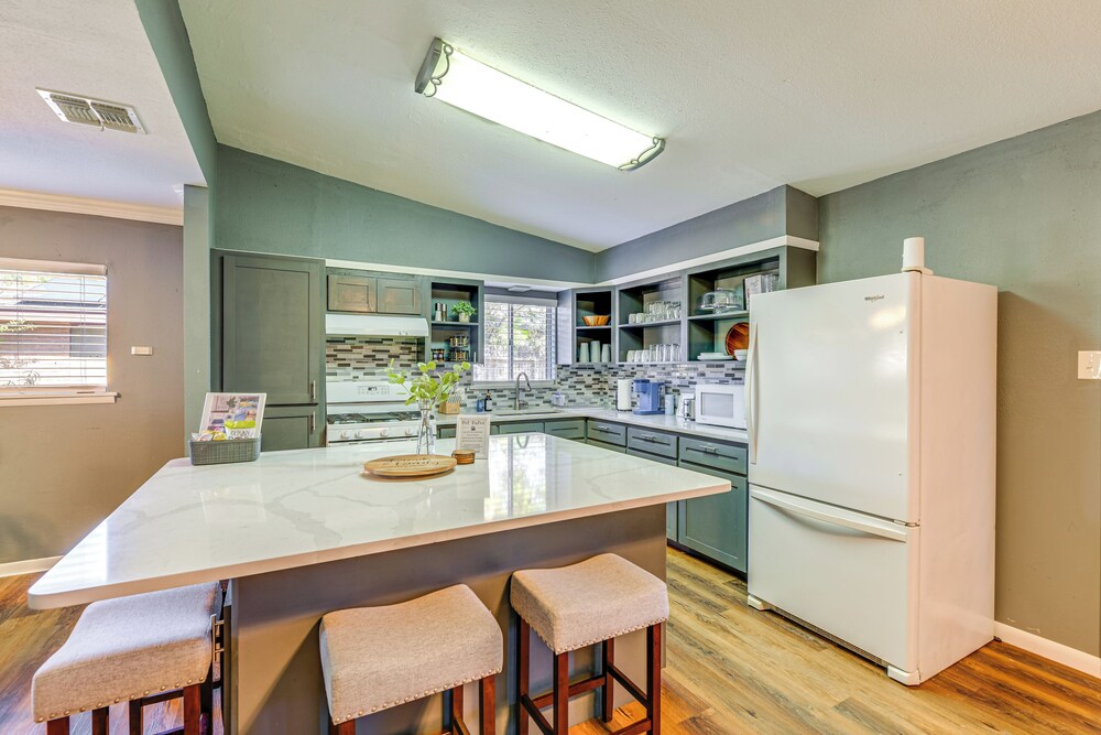 Game Room & Grill: Family Home in Corpus Christi!