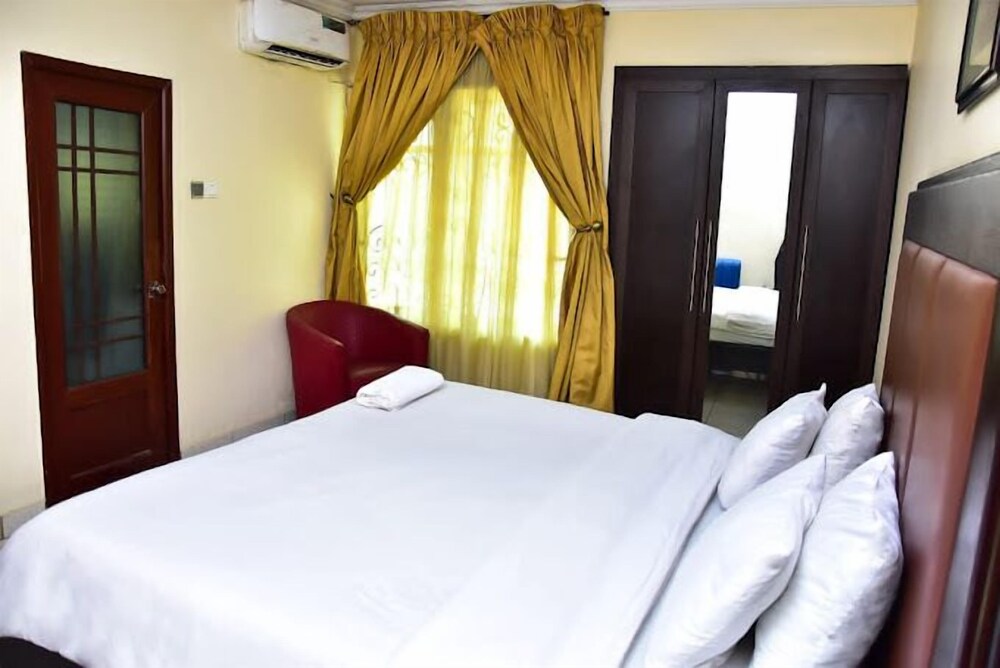 CANDOW HOTEL