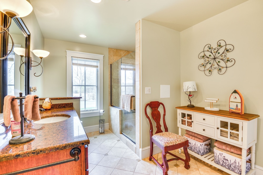 3 Blocks to Lake Ontario: Getaway in Cape Vincent!