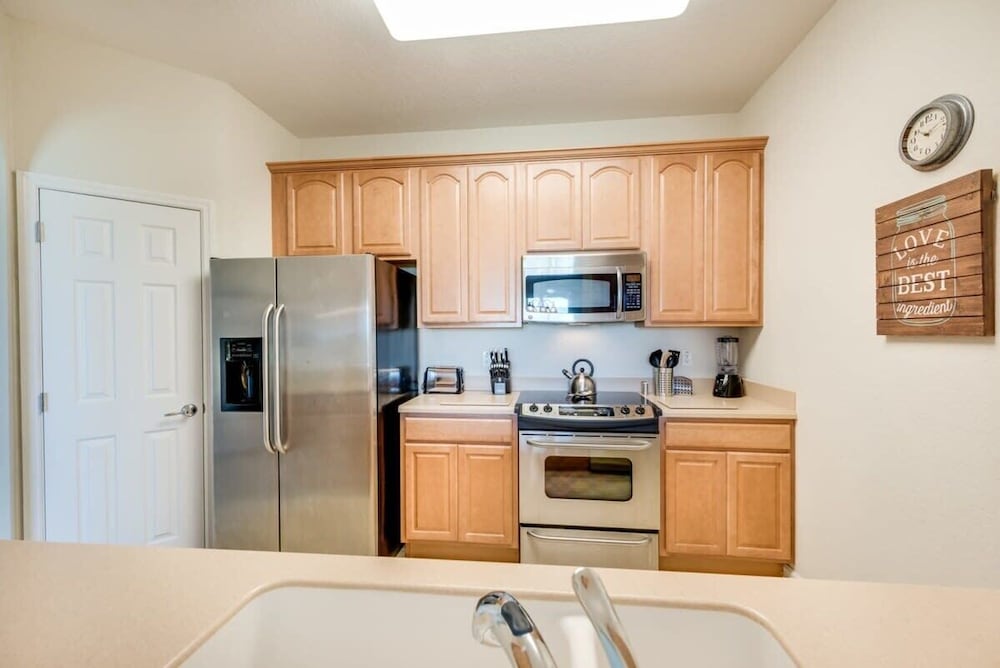 Beautiful Modern Condo in Prime Location