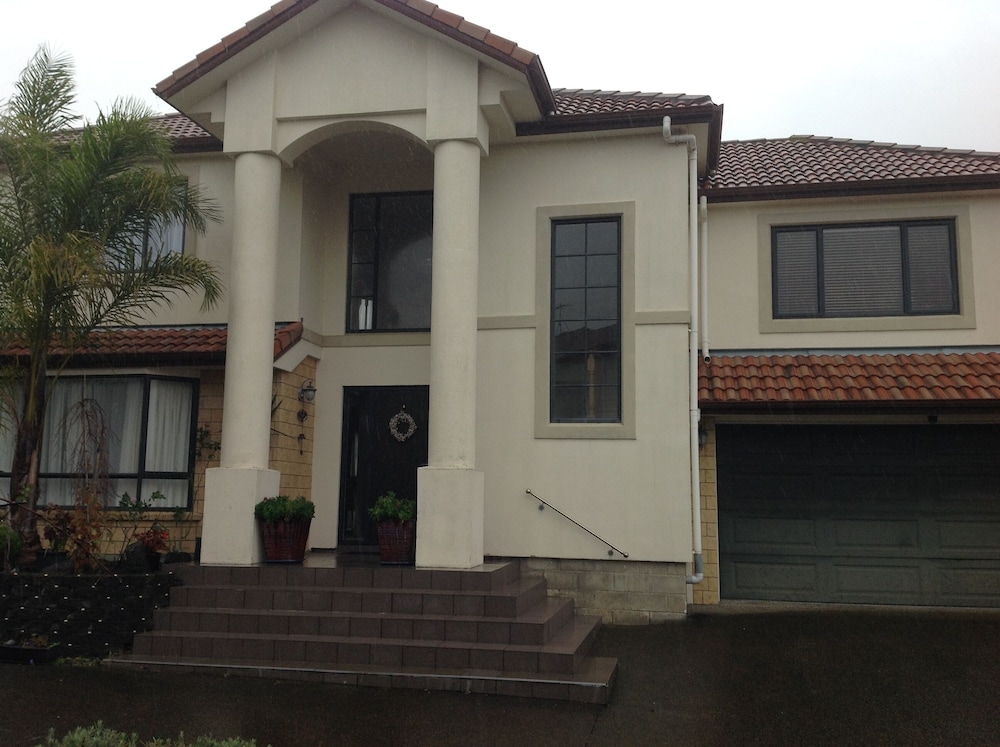 Howick Luxury Large Home - Image 1