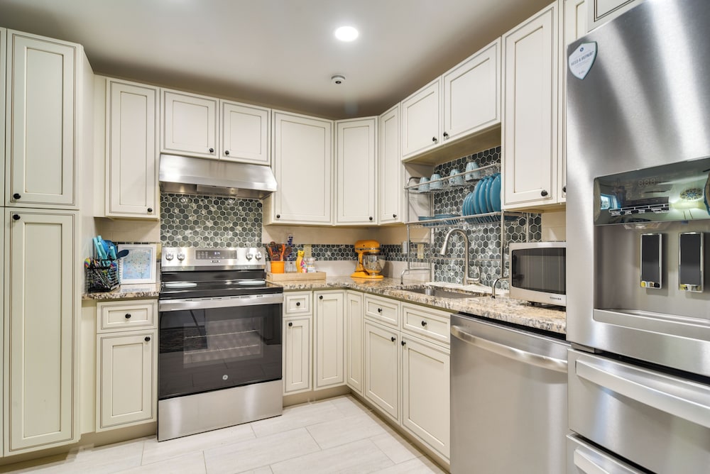 3 Mi to Vinoy Park: St Petersburg Gem w/ Patio!