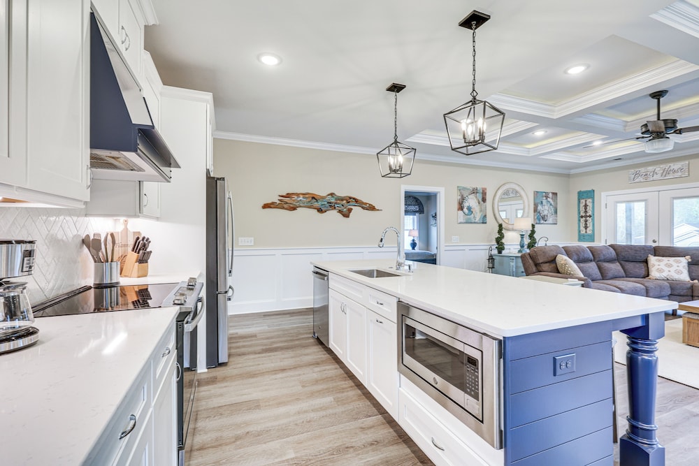 2 Mi to Long Beach: Home w/ Patio & Putting Green!