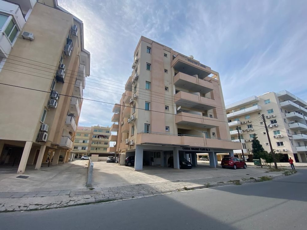 Andrea 3-BR Apt in Mackenzie With Pool
