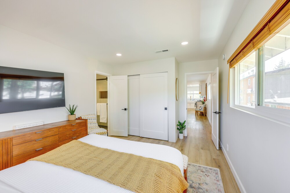 Walk to The Village Shops/eats: Big Bear Lake Home