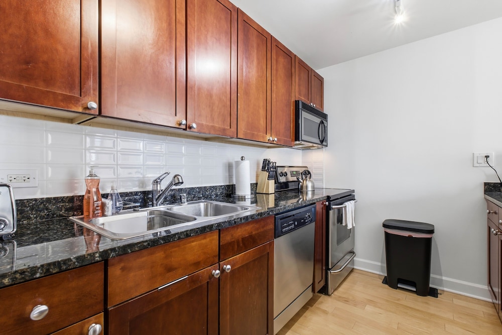 2bd River North Million Dollar Views! Parking Incl 2 Bedroom Condo