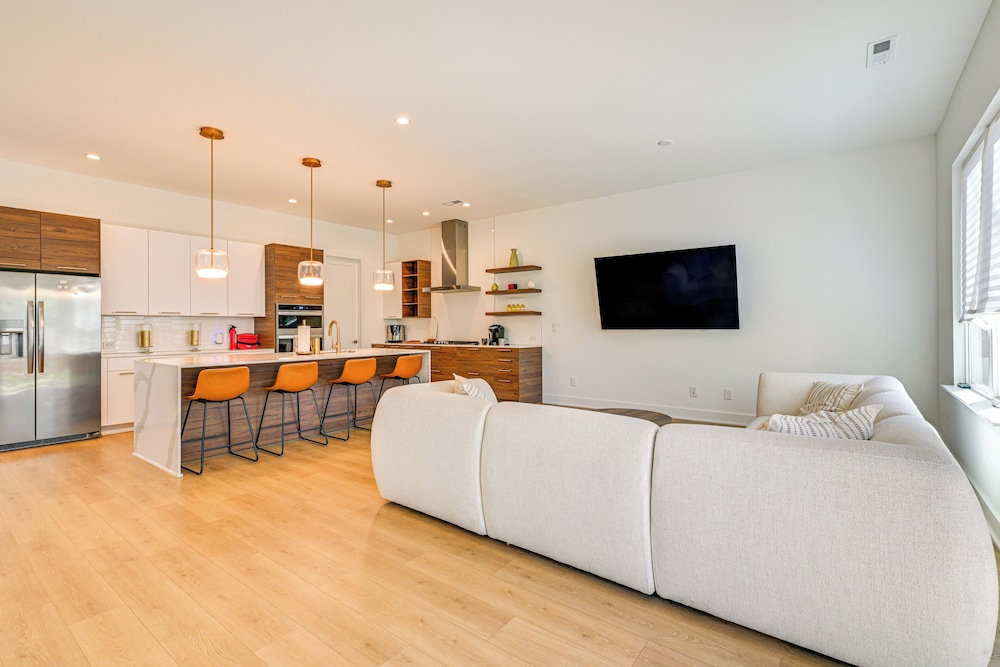 2 Mi to Bank of America Stadium: Townhome w/ Patio