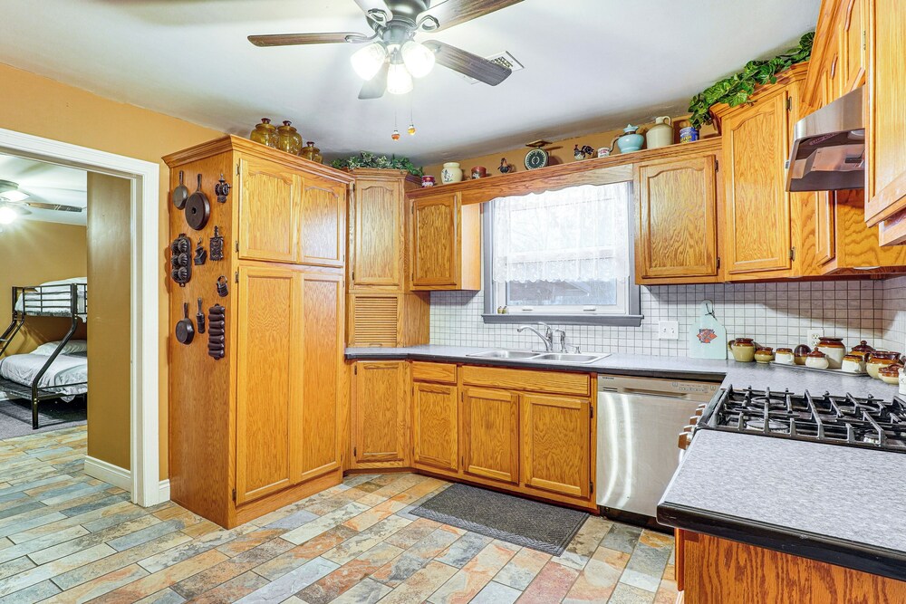< 1 Mi to Main St Berryville: Spacious Family Home