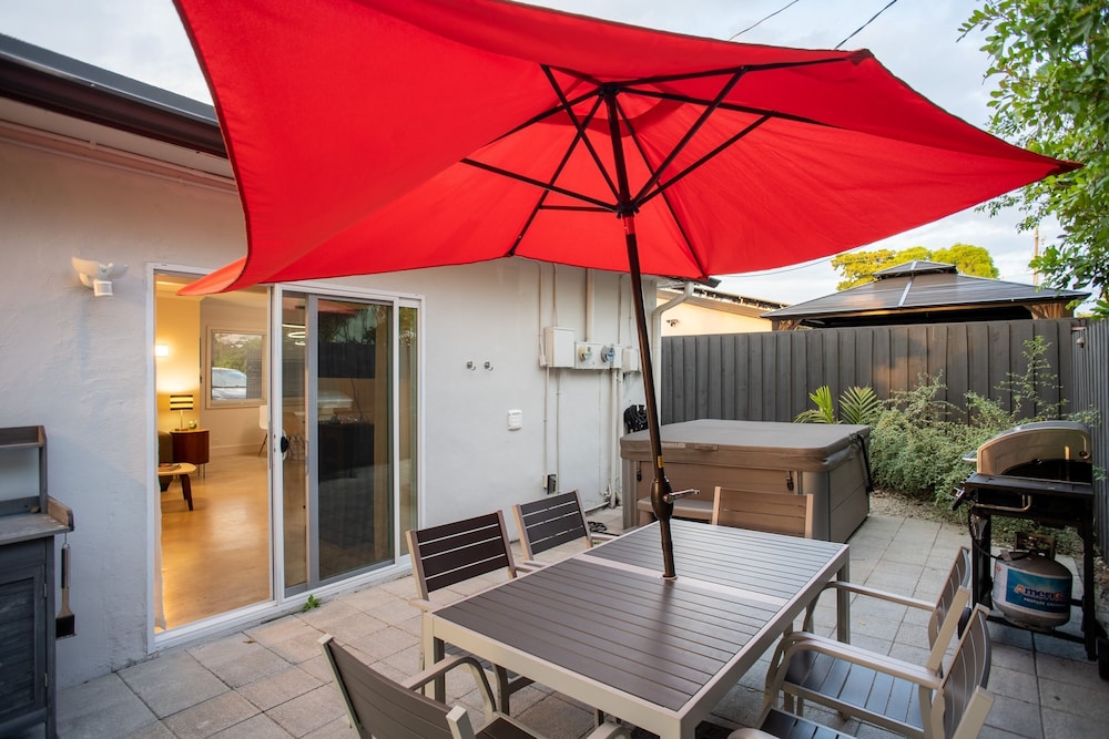 Walk to Wilton Drive - Spacious Quiet Villa 2 HOT TUB