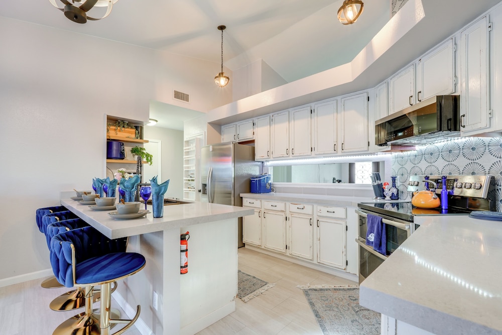 Luxe Outdoor Oasis: 'palm Tree Villa' in Chandler