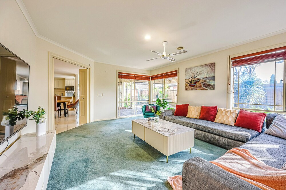 StayAU Family Retreat w/Pool Table in Cranbourne