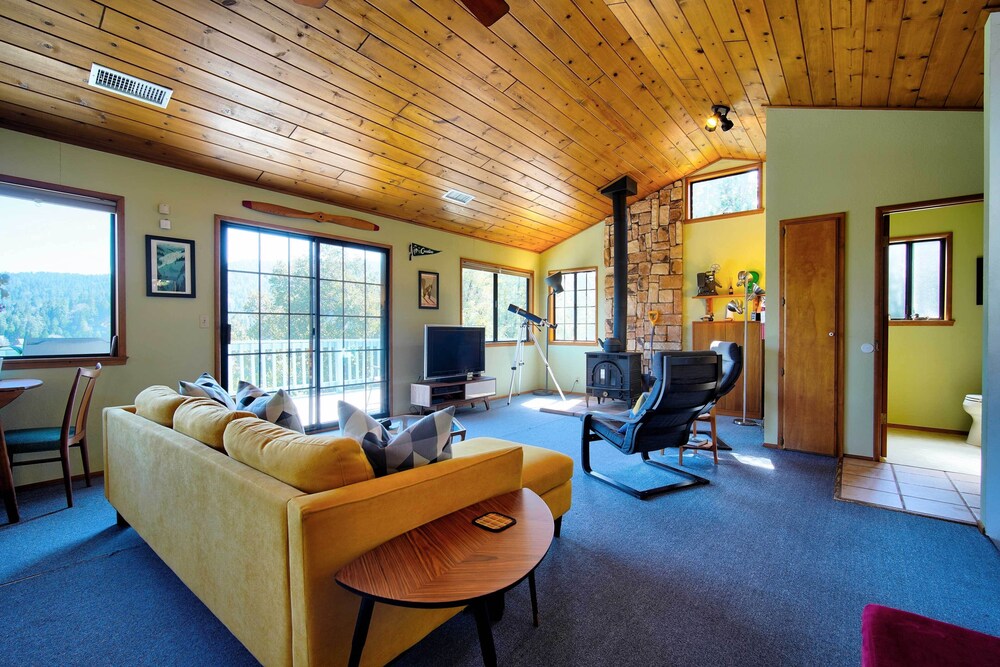The Atomic Squirrel Lodge Lake Gregory Getaway! view 4