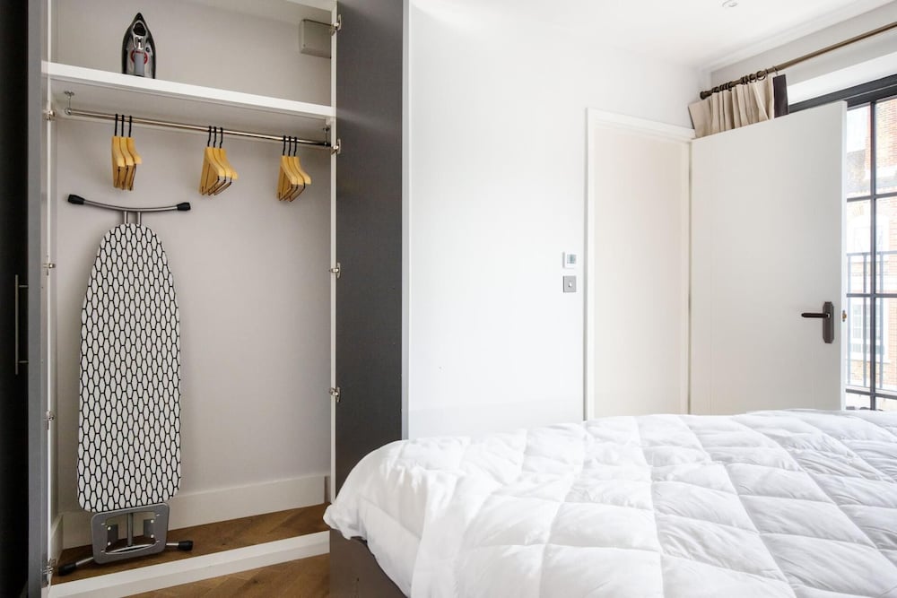 Sophisticated 2 Bedrooms by Spitafields view 2