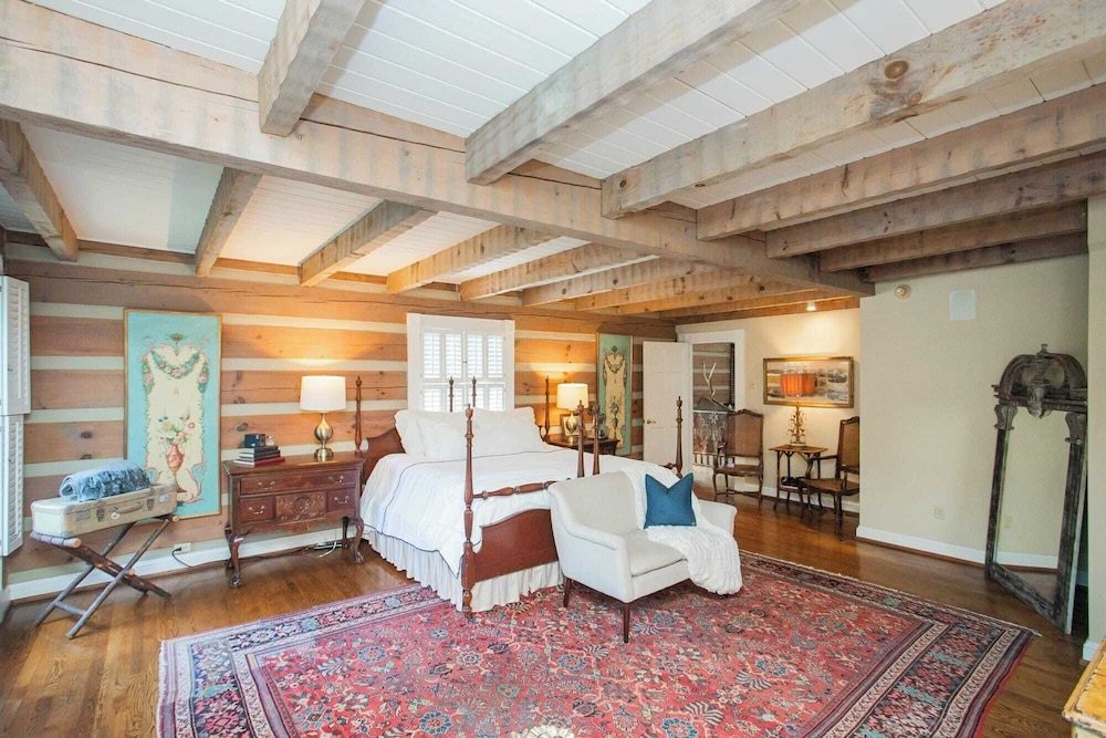 35 Acre Villa w/ Pool, Spa, Wine Cellar & Gym + Near Golf Club La Pearla Ranch by Avantstay