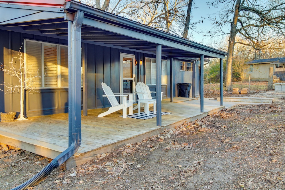 Cozy Lakeview Retreat, Close to Bull Shoals Lake!