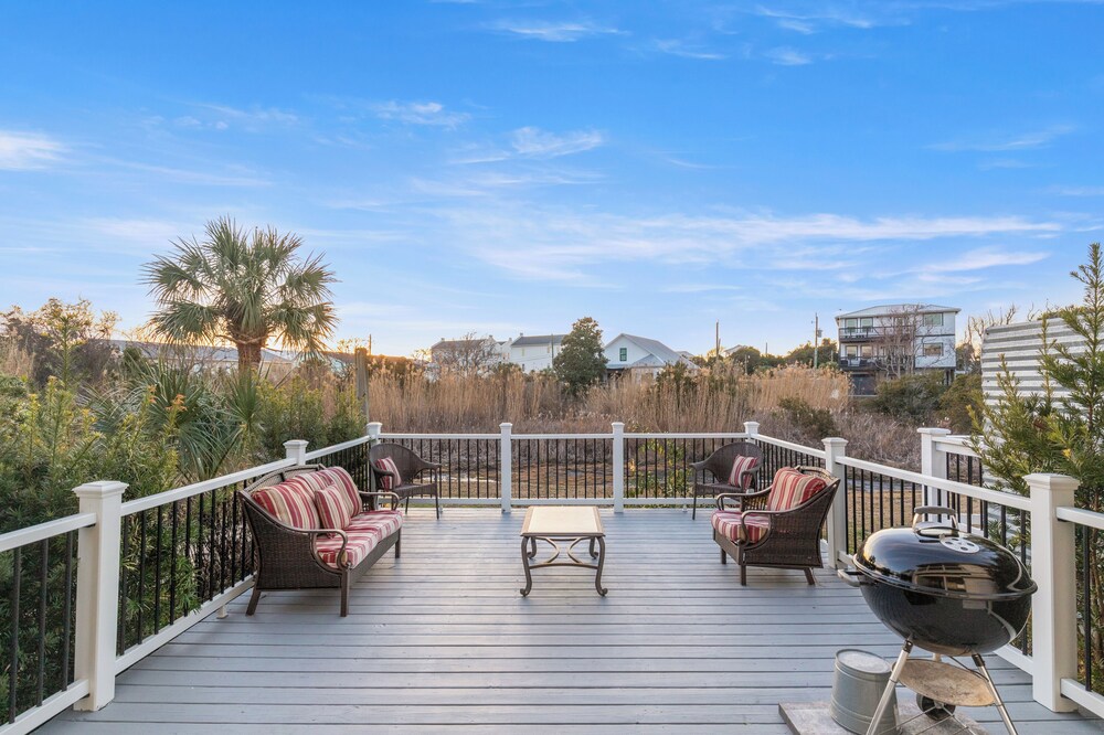 Searenity Awaits: 2-bd, 2-ba Coastal Escape! Perfect for 5! Pet Friendly!