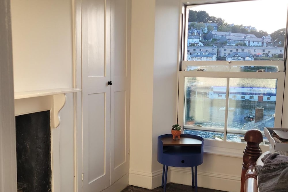 Seaside Escape at Looe Cottage