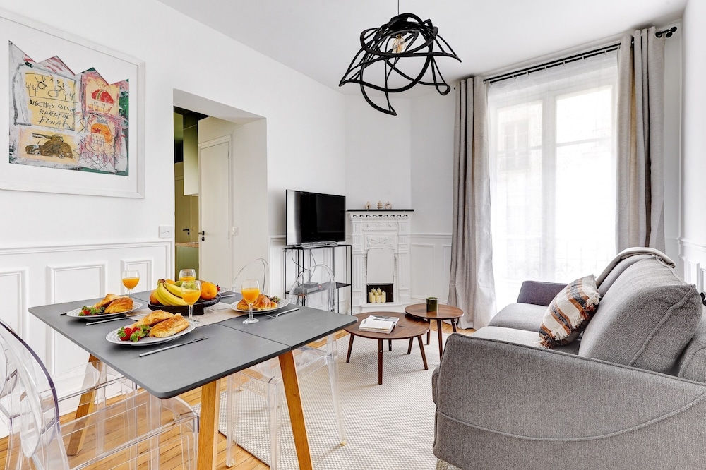 Chic 1BR by Eiffel Tower & Champ de Mars
