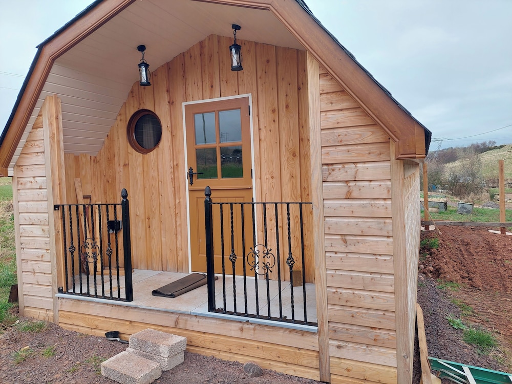 Cosy Countryside Cabin - Sleeps 2, Parking & Farm