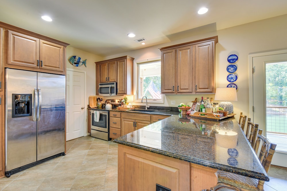 Lakefront Fun Near Clemson! Retreat w/ Pool Access