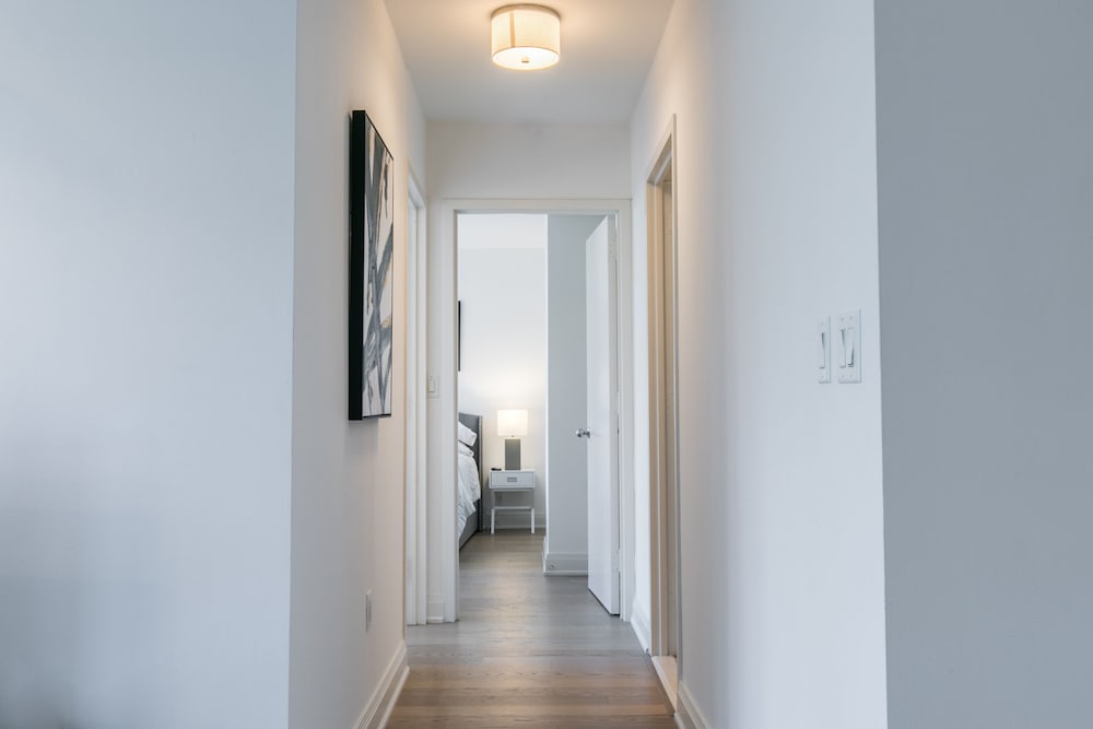 Bright 2 Bedrooms 2 Bathrooms Unit With Balcony