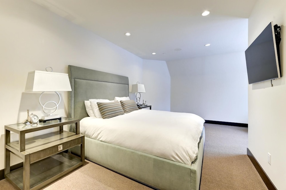 KBM Resorts Walk to Slopes, Sports Court, Private Home Theater, Sleeps 17, Outdoor Hot Tub Pco-184m