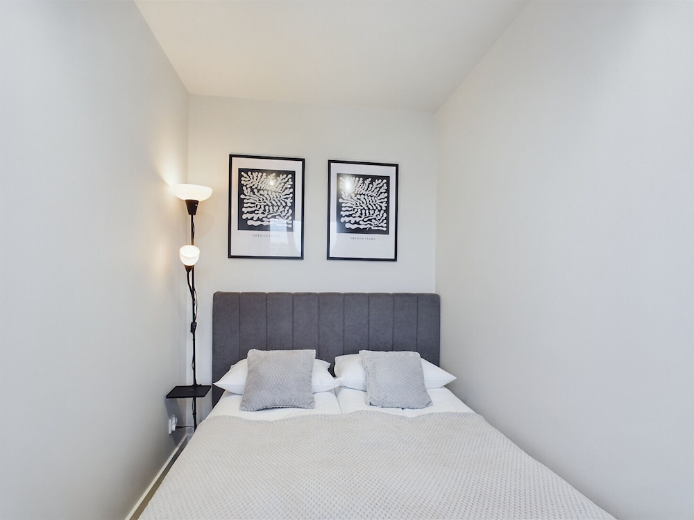 Modern Studio With Wifi by Renters view 4