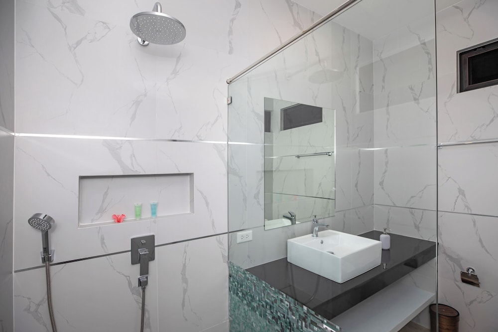 Modern 5 Bedrooms Pool Villa Curtis