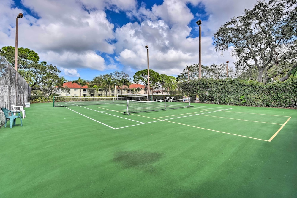 7 Mi to Beach: Condo w/ Pool Access in Bradenton!