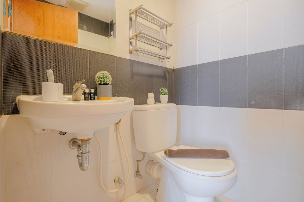 2Br Apartment Connected To Mall At Cinere Bellevue Suites