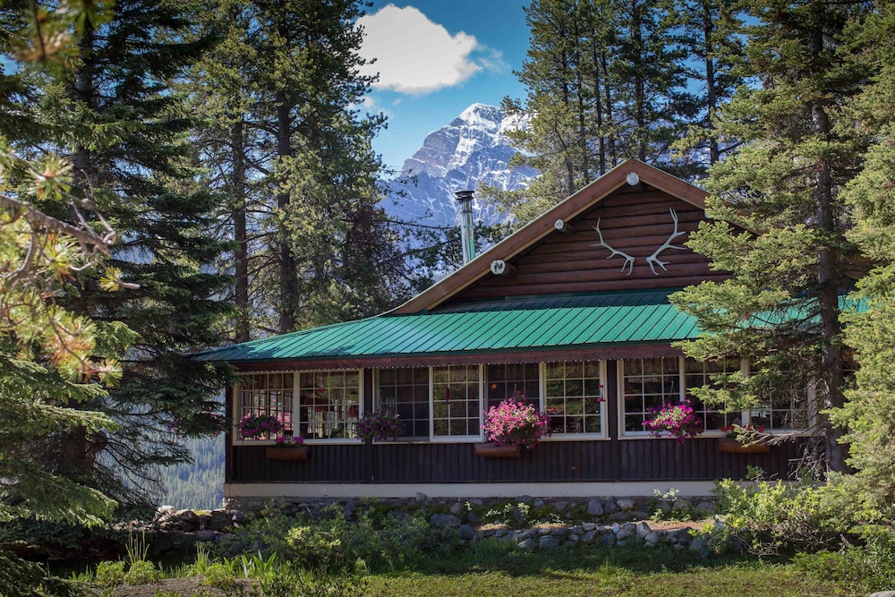 Storm Mountain Lodge Cabins & Dining