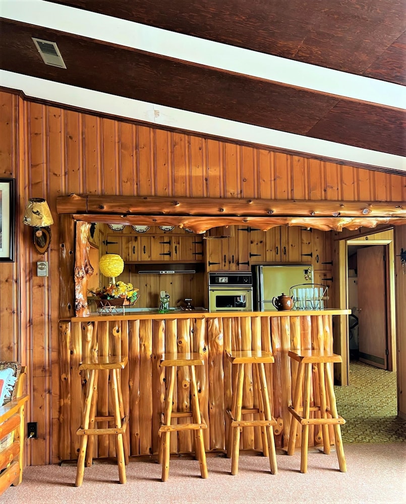 Retro Spacious Cottage - Somewhere in Time