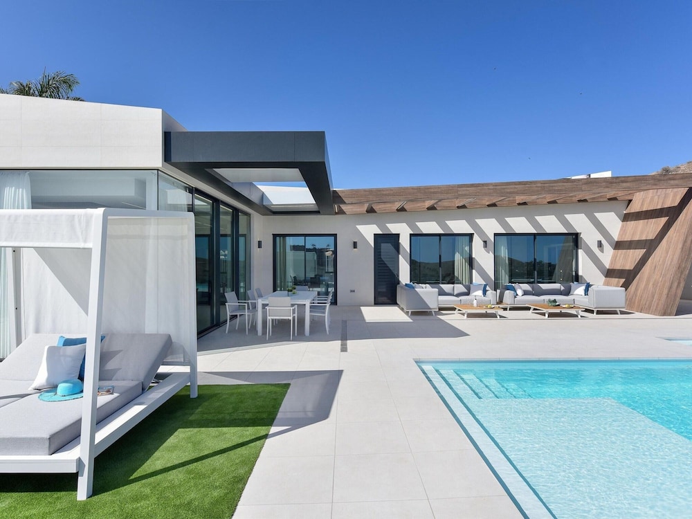 Villa in Salobre With Pool & Golf Nearby