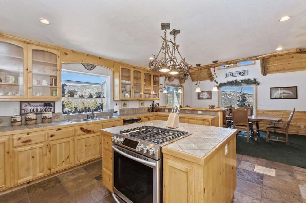 Mighty Bear Manor by Avantstay Elevated Cabin w/ Pine Tree Views, Hot Tub & Pool Table view 2