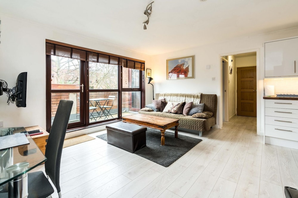 Luxury Islington Apartment with Balcony
