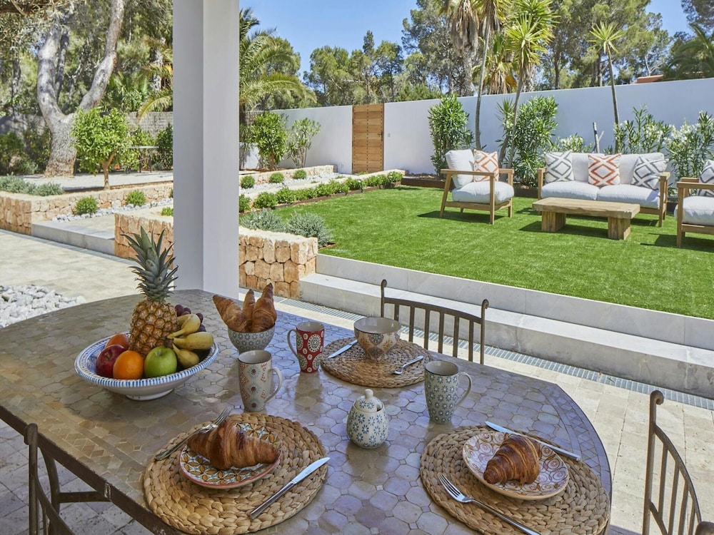 Exquisite Villa With Parking Space