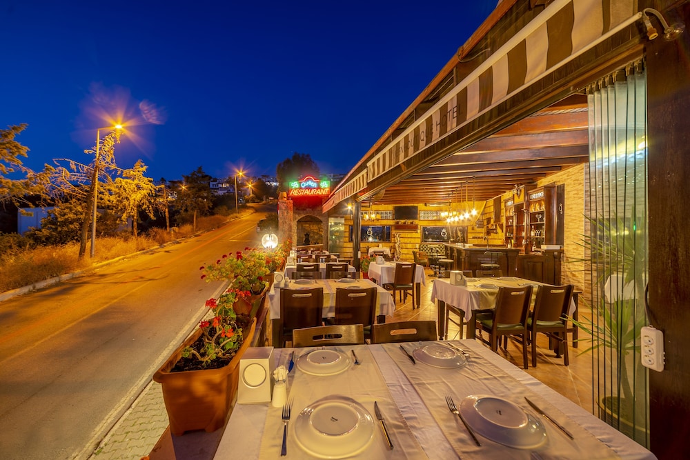 Queen Boutique Hotel - Image 29