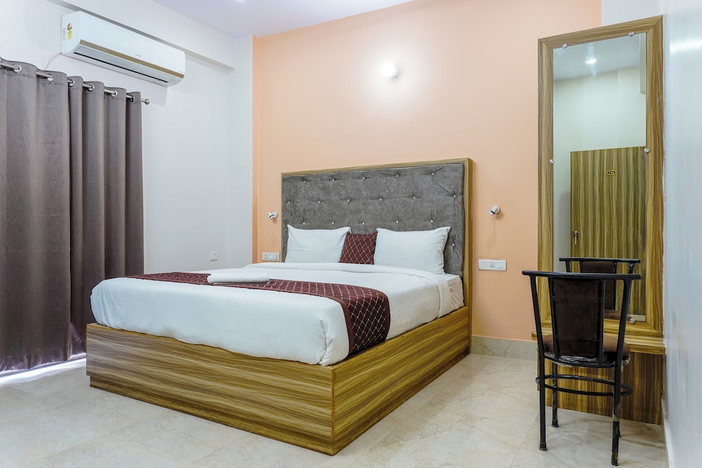 Navneeta Grand Hotel & Banquet Hall