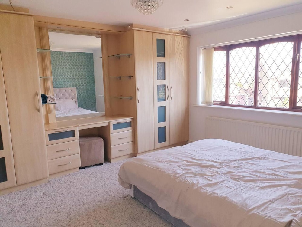 Lovely 4-bed , 3 Bath Villa in Bolton, Manchester view 5