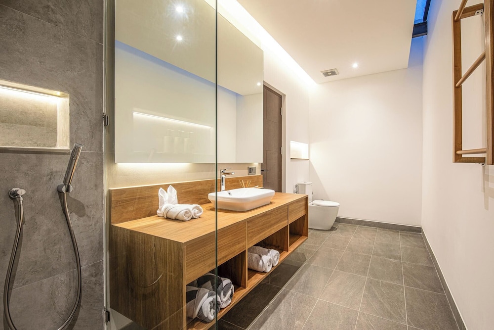 Elegant 6BR Canggu Villa Steps From the Ocean