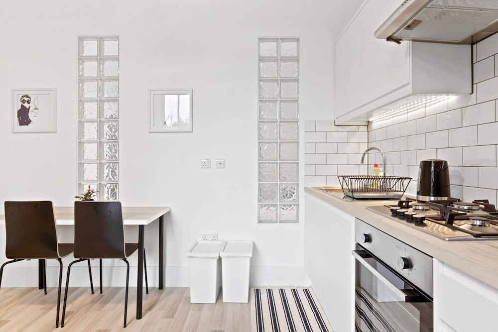 Refined, Light 1 Bed Apt w Balcony in Brixton